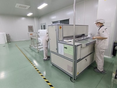 Máuinas plisadoras procesando materia prima